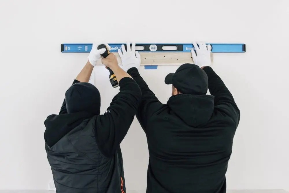 leveling-french-cleat-for-tv-mirror-install-20682 professional installation services leveling french cleat mount for tv mirror install