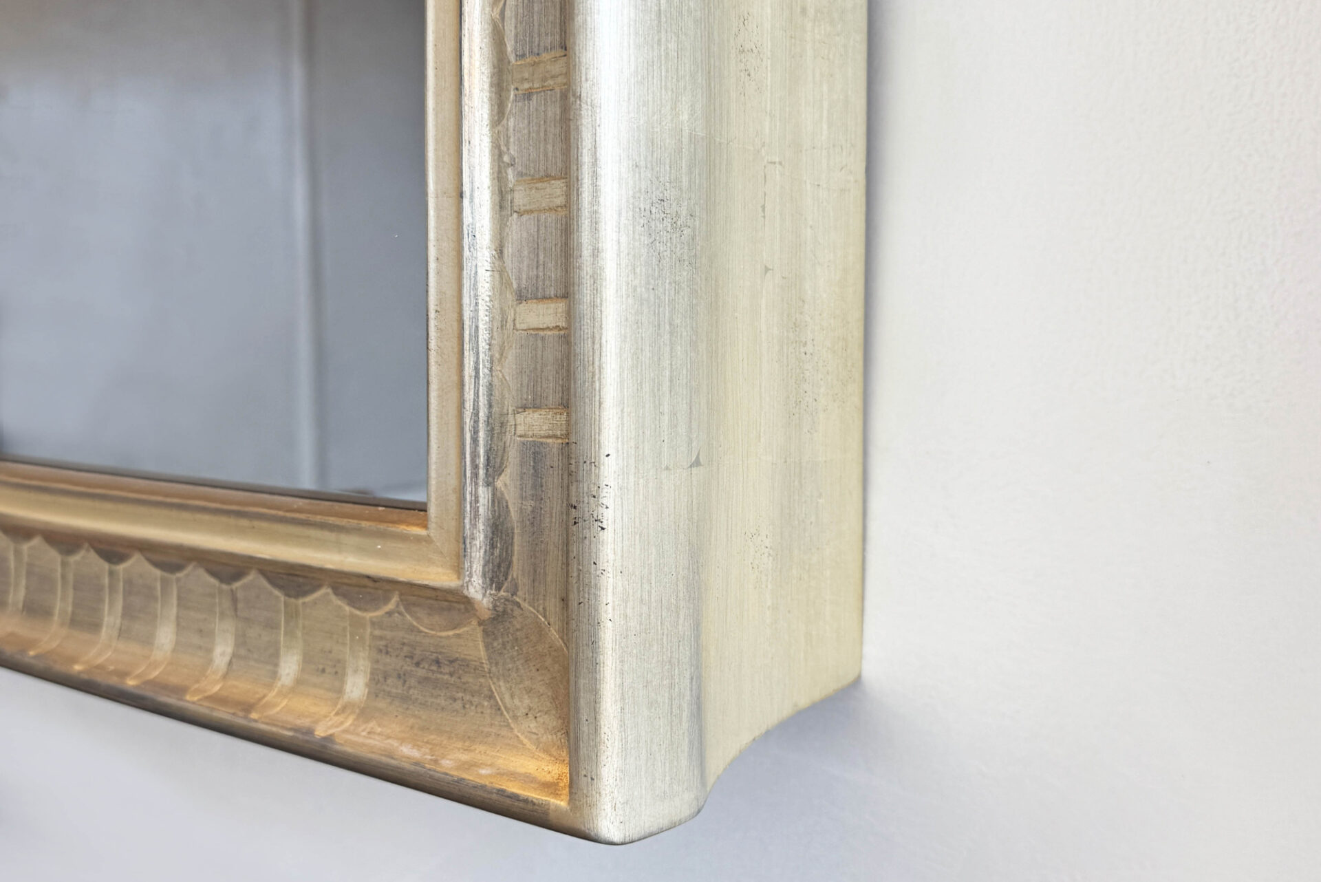Mirror TV Gilded Carved Frame In An Antique White Gold Finish With Gilded Sides
